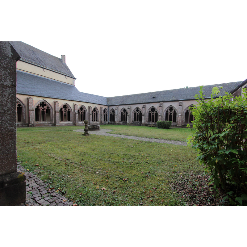 Source caption: " 54655 Kyllburg. Auf dem Stift 5. gotische Pfarrkirche (Stiftskirche Kyllburg): 1276 begonnen, spätestens gegen 1350 vollendet, Westteil gequadert, Ostteil und Chor verputzt, Glockengeschosse des Turms aus dem 16. Jahrhundert, Steinhelm 1863–65; Ausstattung, im Chor drei figürliche Glasfenster, 1533/34; zweigeschossiger Anbau, wohl noch im 14. Jahrhundert in Neubau des Kapitelhauses einbezogen; Kreuzgang, 14. Jahrhundert. Aufnahme von 2016."