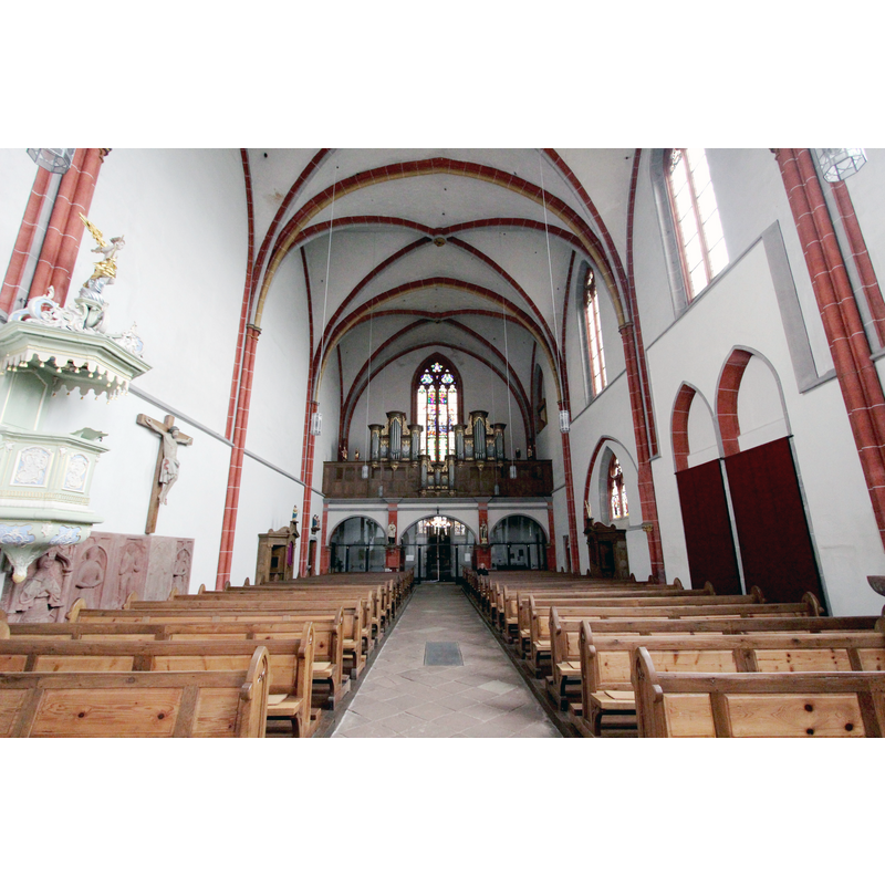 Source caption: " 54655 Kyllburg. Auf dem Stift 5. gotische Pfarrkirche (Stiftskirche Kyllburg): 1276 begonnen, spätestens gegen 1350 vollendet, Westteil gequadert, Ostteil und Chor verputzt, Glockengeschosse des Turms aus dem 16. Jahrhundert, Steinhelm 1863–65; Ausstattung, im Chor drei figürliche Glasfenster, 1533/34; zweigeschossiger Anbau, wohl noch im 14. Jahrhundert in Neubau des Kapitelhauses einbezogen. Aufnahme von 2016."