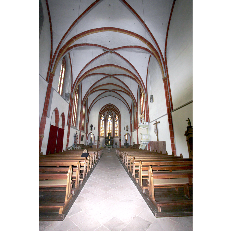 Source caption: "54655 Kyllburg. Auf dem Stift 5. gotische Pfarrkirche (Stiftskirche Kyllburg): 1276 begonnen, spätestens gegen 1350 vollendet, Westteil gequadert, Ostteil und Chor verputzt, Glockengeschosse des Turms aus dem 16. Jahrhundert, Steinhelm 1863–65; Ausstattung, im Chor drei figürliche Glasfenster, 1533/34; zweigeschossiger Anbau, wohl noch im 14. Jahrhundert in Neubau des Kapitelhauses einbezogen. Aufnahme von 2016."