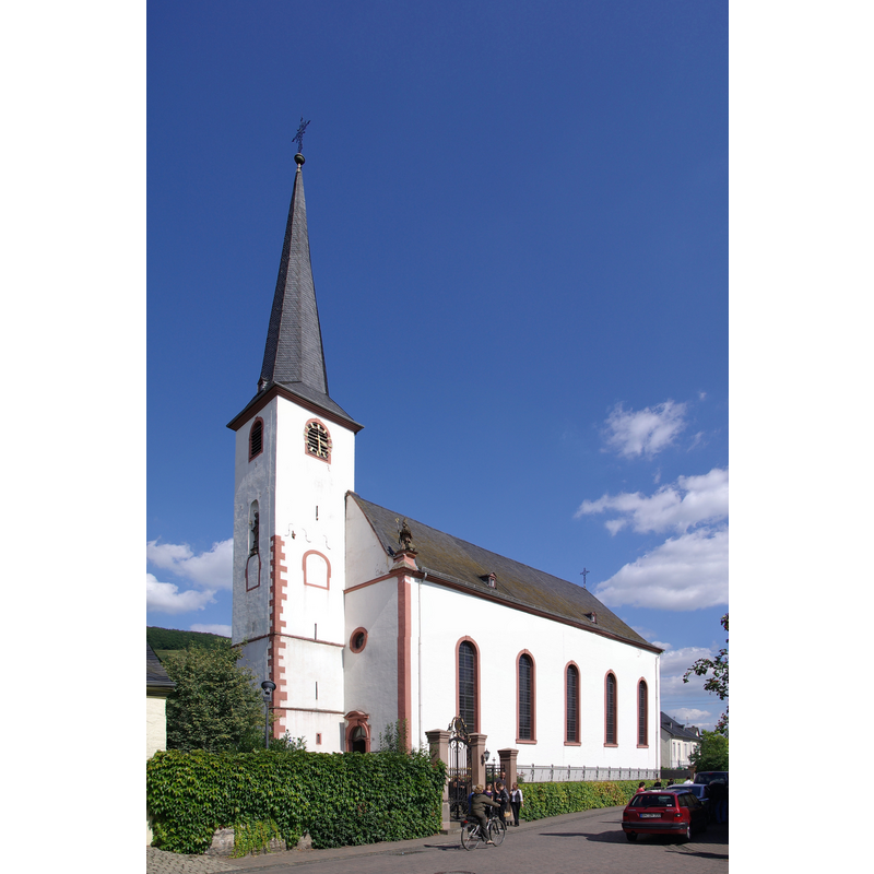 Source caption: "Katholische Pfarrkirche St. Laurentius; romanischer Westturm, barocker Saalbau, 1771; zugehörig ummauerter Kirchhof mit Rokoko-Tor, Friedhofskreuz 1829, Grabplatte 1496, Epitaph, um 1570, klassizistische Grabsäule, 1838, Grabstein 1775"