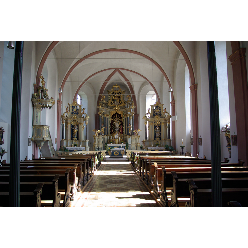 Source caption: "Katholische Pfarrkirche St. Laurentius; romanischer Westturm, barocker Saalbau, 1771; zugehörig ummauerter Kirchhof mit Rokoko-Tor, Friedhofskreuz 1829, Grabplatte 1496, Epitaph, um 1570, klassizistische Grabsäule, 1838, Grabstein 1775"