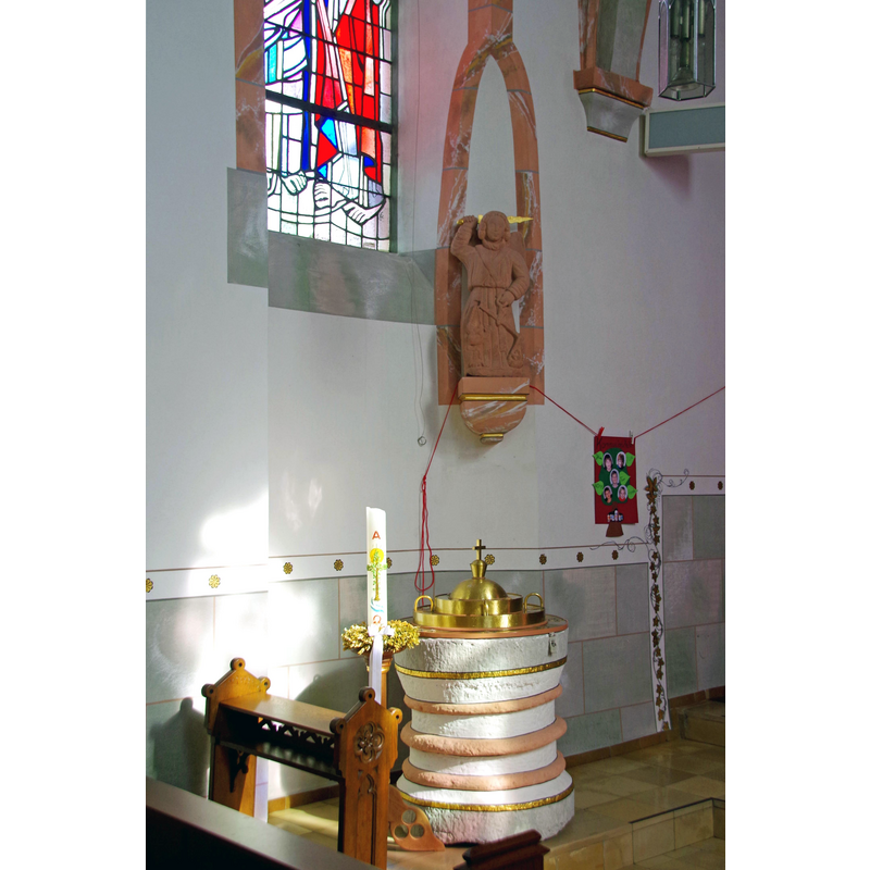 Source caption: "St. Michael (Steffeln), Taufbecken und Michaelsstatue"