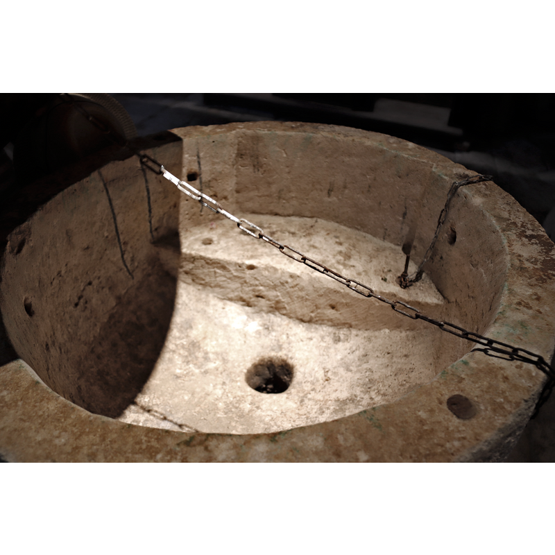 showing the drain hole and the bottom 'step' seen here at the back