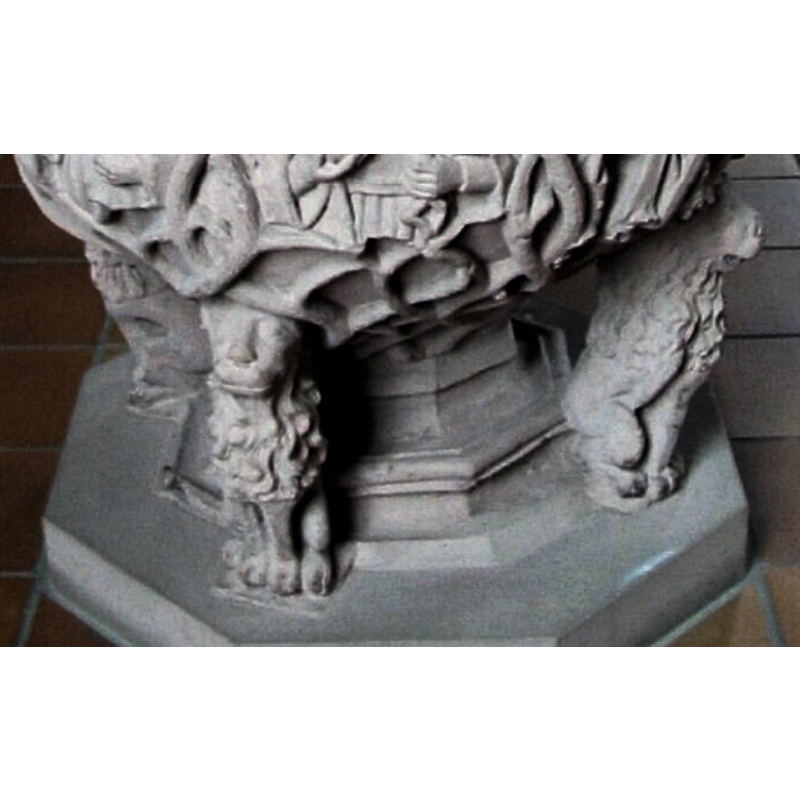 set at 90-degree angles on the base