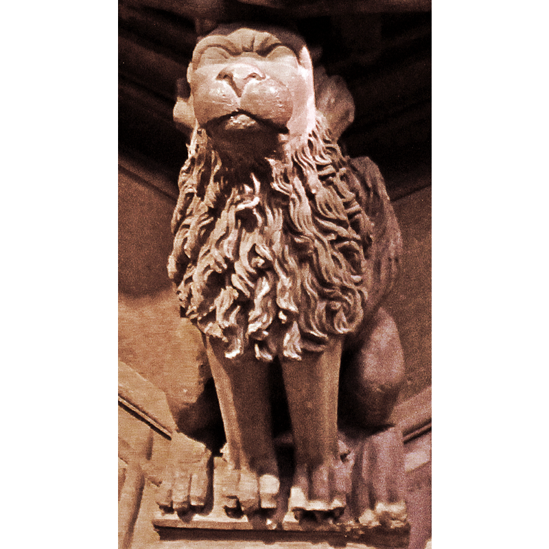 Source caption: "Eine der vier stützenden Löwenfiguren am Sockel des Taufsteines."