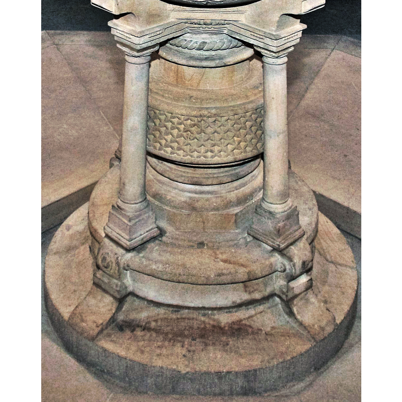 set at 90-degree angles of the pedestal base