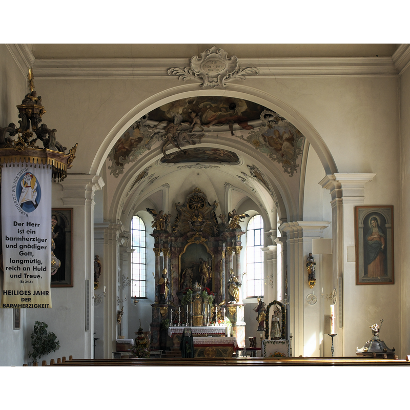 Source caption: " Katholische Pfarrkirche St. Johannes Baptist in Peißenberg im Landkreis Weilheim-Schongau (Bayern/Deutschland), Innenraum" -- the top of the font and cover is visible in the bottom-right corner of the image