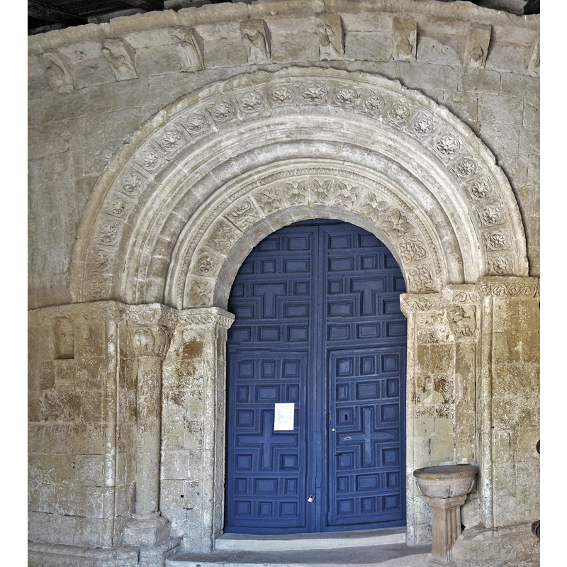 Source caption: "Portada de la iglesia románica de Pelayos del Arroyo, Segovia."