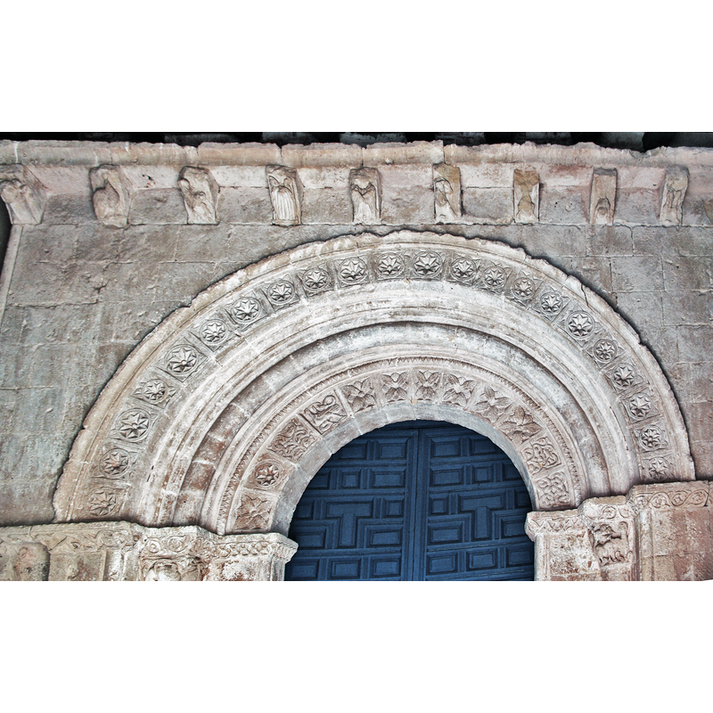 Source caption: "Puerta de la iglesia de San Vicente Mártir en Pelayos del Arroyo (Segovia, España)."