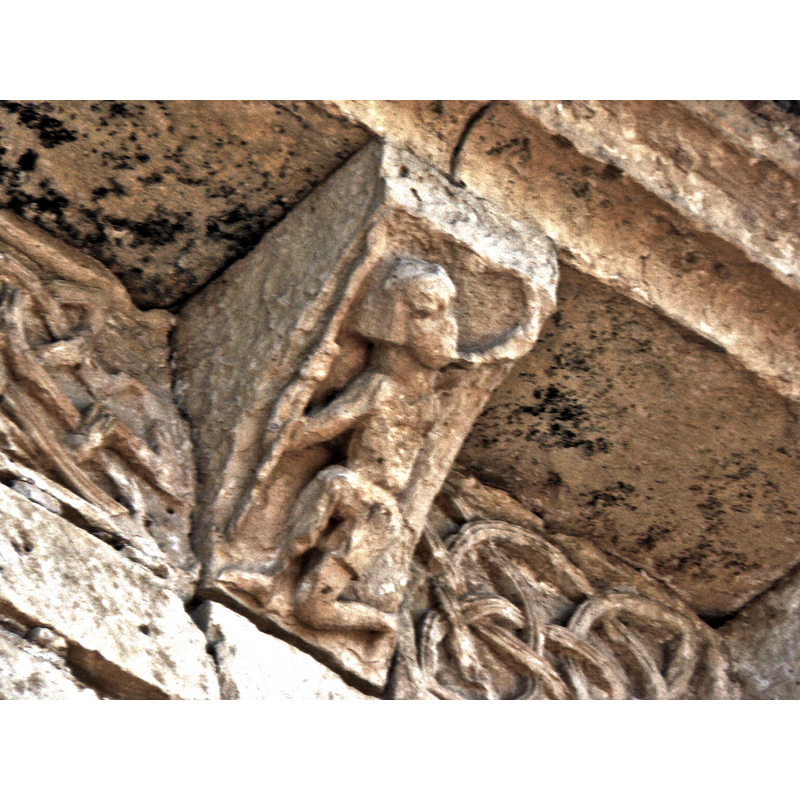Source caption: "Canecillo de la iglesia románica de Pelayos del Arroyo, Segovia."