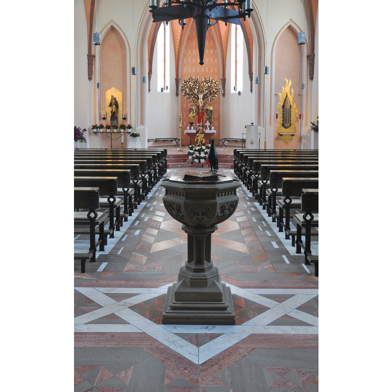 Source caption: "Bad Bergzabern, Kath. Pfarrkirche St. Martin, Blick zum Chor, im Vordergrund der Taufstein Edith Steins"
