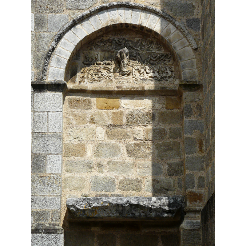Source caption: "Baie aveugle de la façade occidentale de l'église Notre-Dame-de-la-Nativité, Bussière-Badil, Dordogne, France."