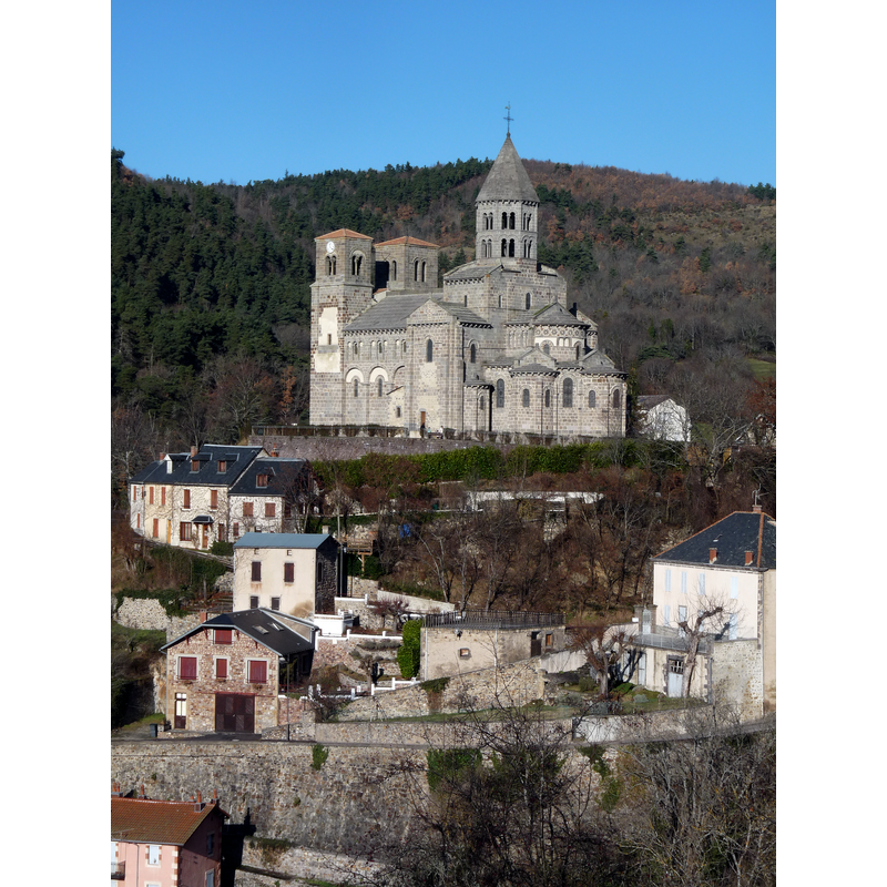 Source caption: " l'église vue depuis le chemin du Dolmen, Puy de Dome"