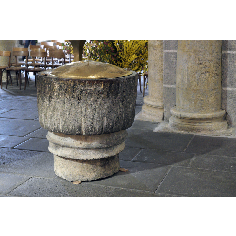Source caption: "Ehemalige Wallfahrts- und Prioratskirche Saint-Nectaire in Saint-Nectaire im Département Puy-de-Dôme (Auvergne-Rhône-Alpes/Frankreich), Taufbecken"