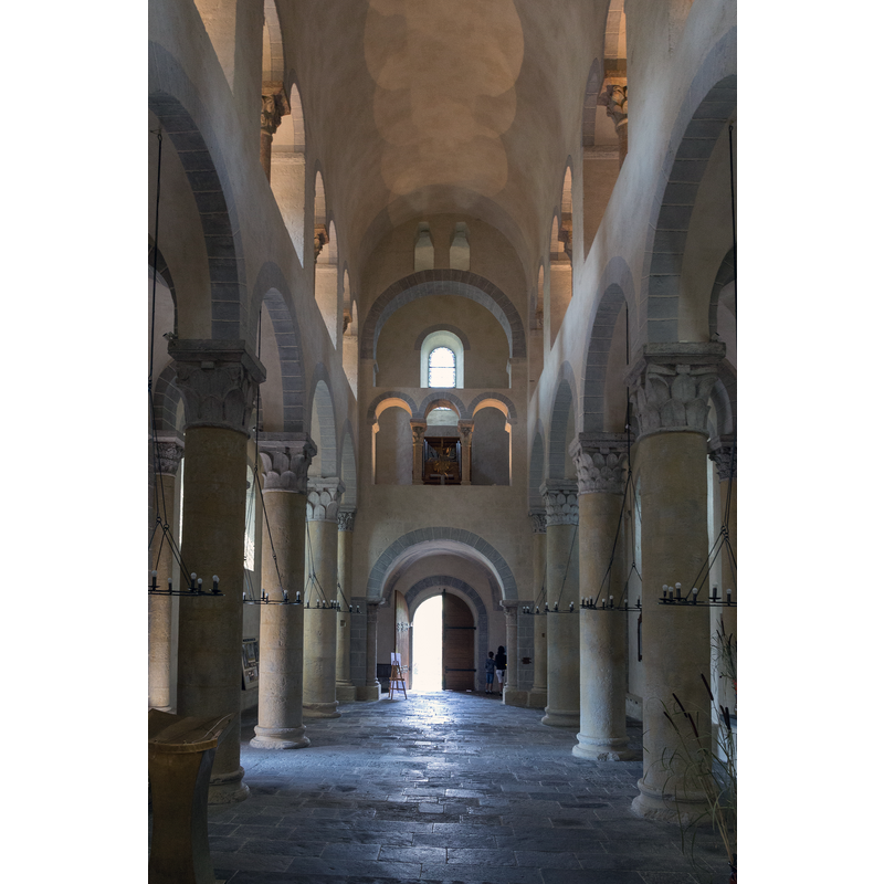 Source caption: " Nef de l'église de Saint-Nectaire."