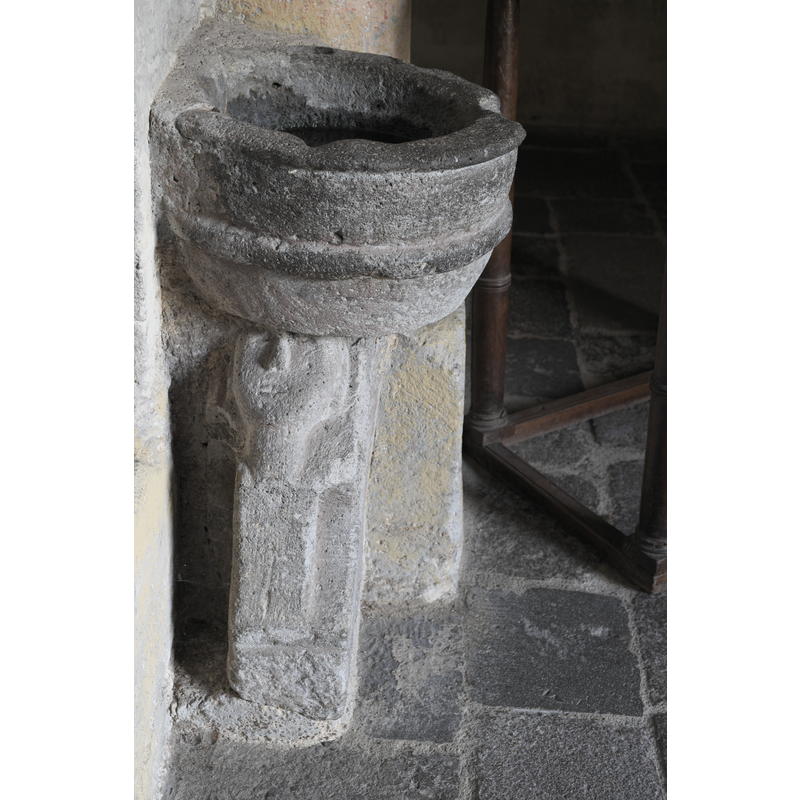 Source caption: " Ehemalige Wallfahrts- und Prioratskirche Saint-Nectaire in Saint-Nectaire im Département Puy-de-Dôme (Auvergne-Rhône-Alpes/Frankreich), Weihwasserbecken"