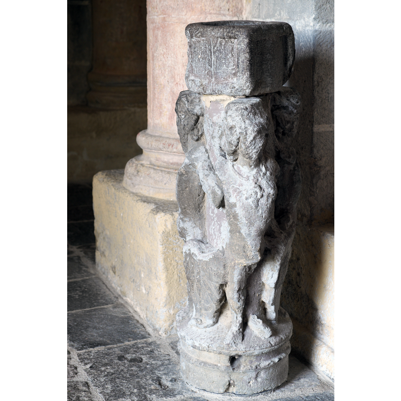 Source caption: " Ehemalige Wallfahrts- und Prioratskirche Saint-Nectaire in Saint-Nectaire im Département Puy-de-Dôme (Auvergne-Rhône-Alpes/Frankreich), Weihwasserbecken"