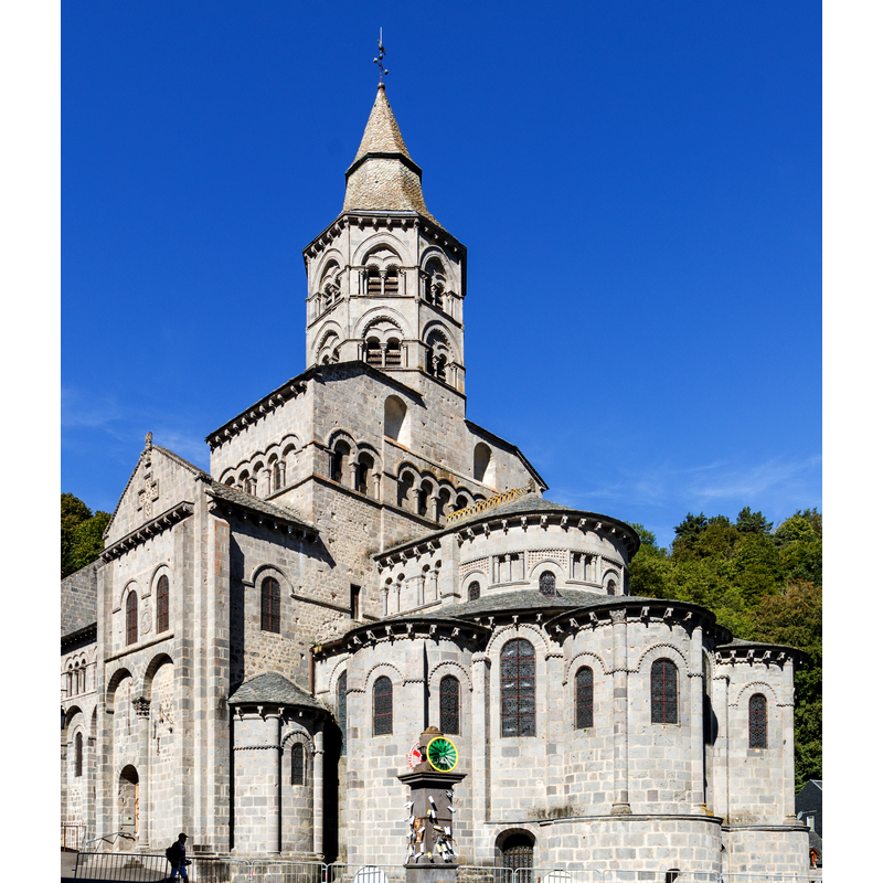 Source caption: "Basilique Notre-Dame d'Orcival"
