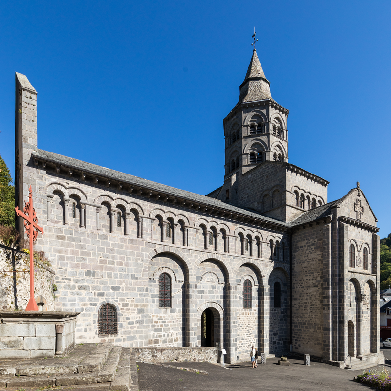 Source caption: "Basilique Notre-Dame d'Orcival"
