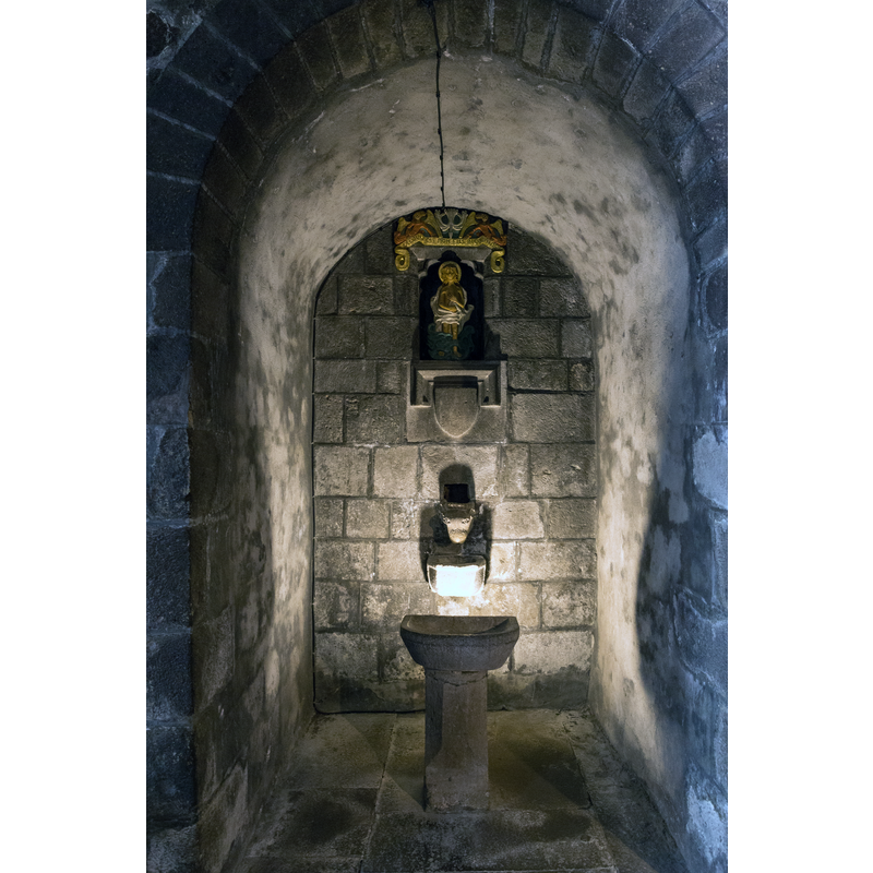 Source caption: " Intérieur de la basilique Notre-Dame d'Orcival."