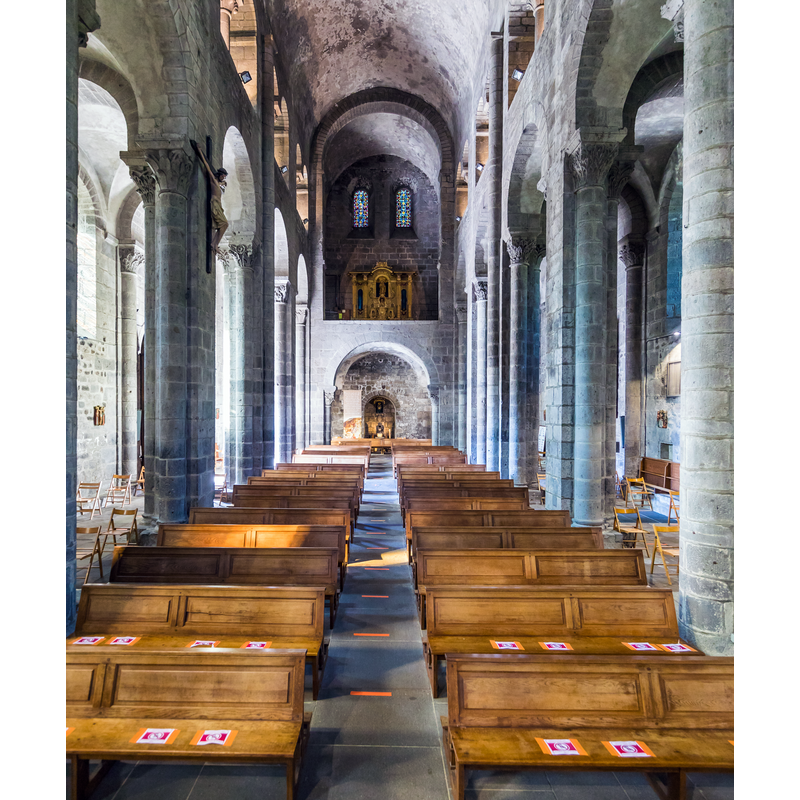 Source caption: "Basilique Notre-Dame d'Orcival, Puy-de-Dôme, France"