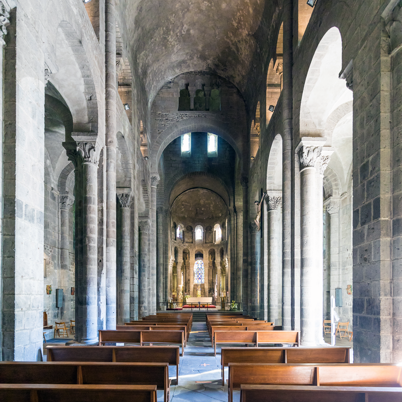 Source caption: "Basilique Notre-Dame d'Orcival, Puy-de-Dôme, France"