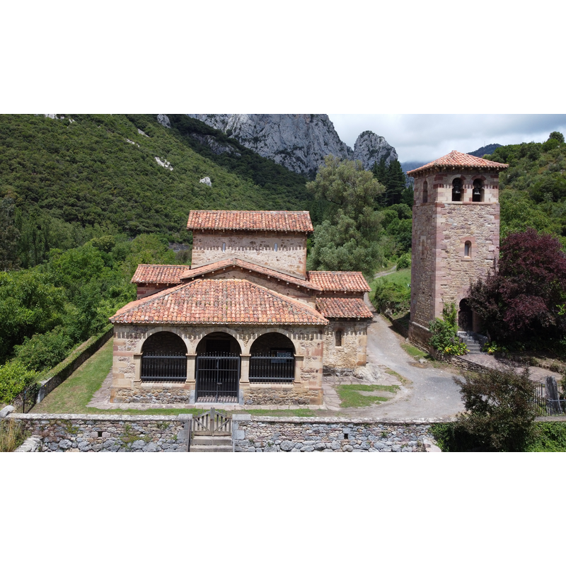 Source caption: "Vista fachada sur."