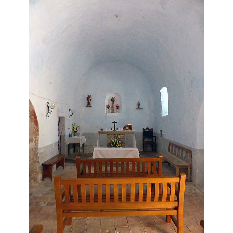 Source caption: "De una nave cubierta con bóveda de cañón. Tiene capillas laterales, dos al norte y una al sur, y cabecera plana orientada al este."