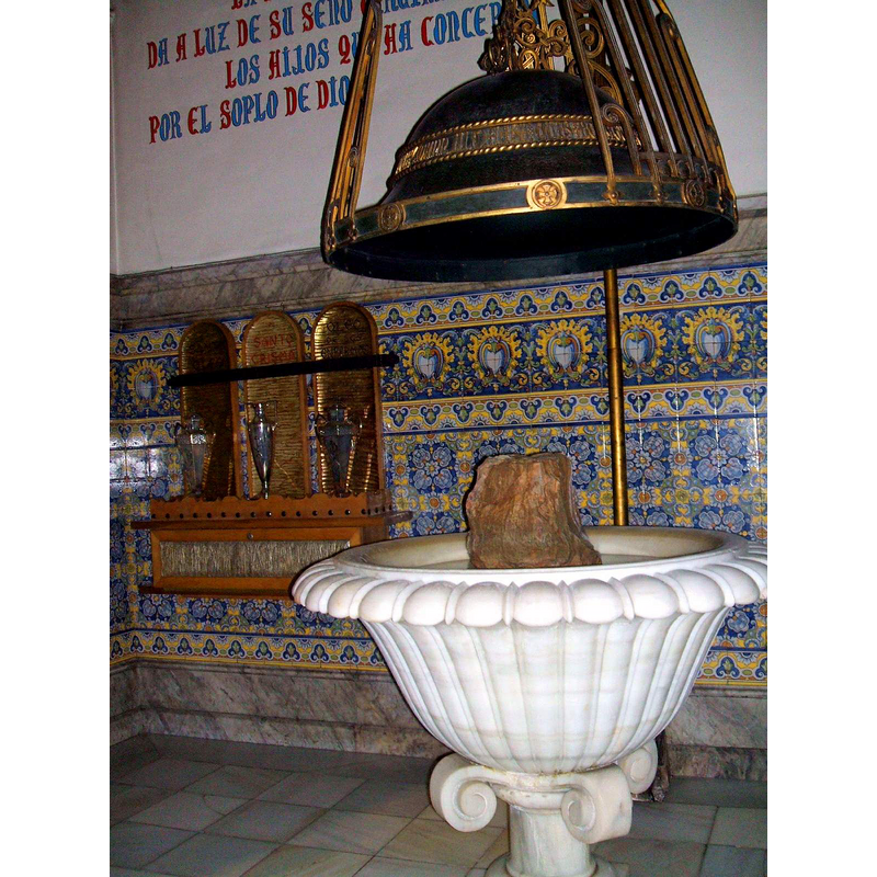 Source caption: "Iglesia basílica de Santa Engracia (Zaragoza)" -- the modern font and cover