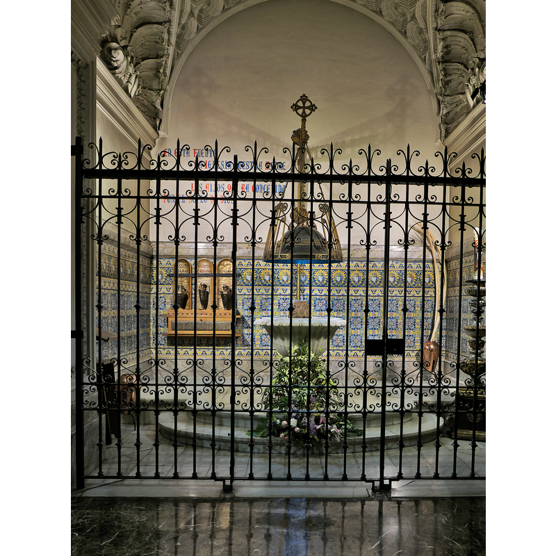 Source caption: "Situada a los pies de la iglesia. La pila bautismal es de mármol." -- the moderm baptistery with the modern font and cover