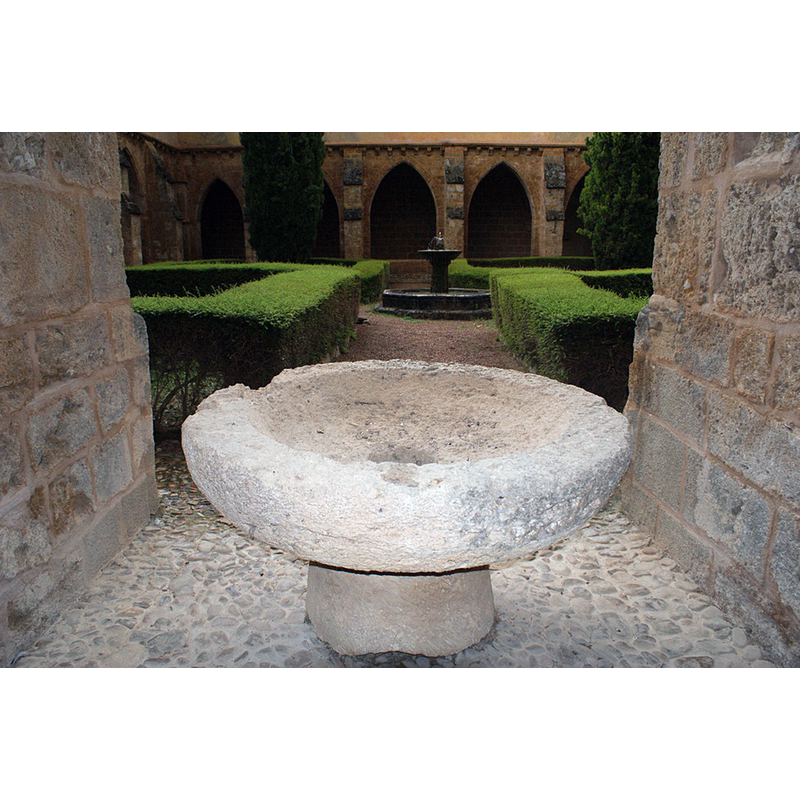 Source caption: "Se puede admirar la pila en forma de copa, bajo una arcada de la galería sur del claustro. Monasterio Cisterciense (año 1195), Monasterio de Piedra, Nuévalos, Zaragoza. Aragón"