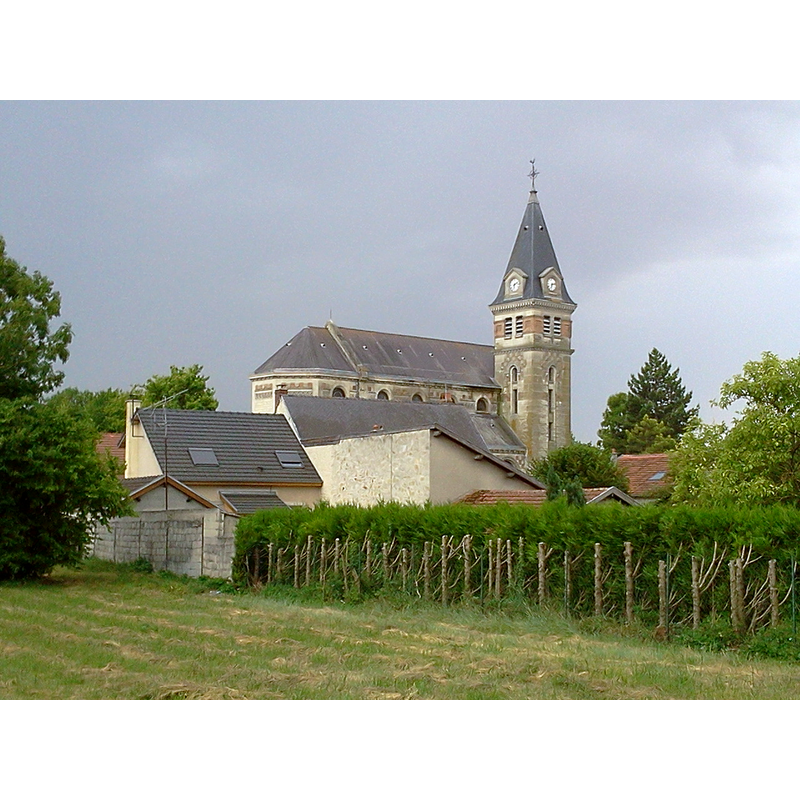Source caption: " Vue de l'église Sainte Marie-Madeleine d'Heutrégiville depuis le cimetière." [NB: the present church of 1926]