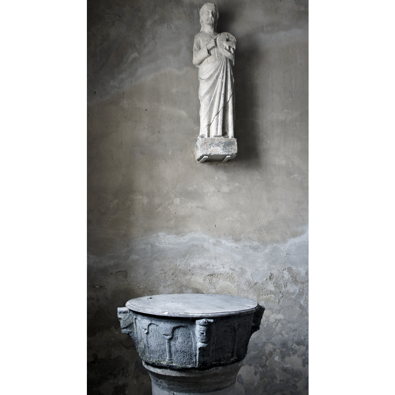 Source caption: "Le baptistère en pierre bleue et la statue de Jean le baptiste qui est aux monuments historiques."