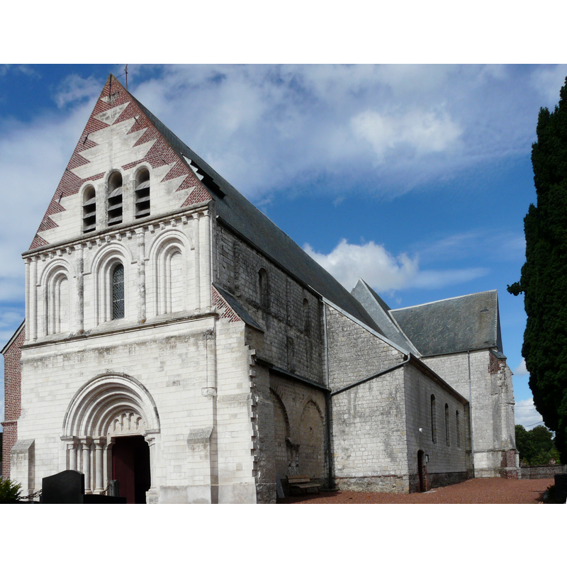 Source caption: " L'Église Saint Martin d'Heuchin, Pas-de-Calais, vue du sud-ouest vers la façade romane du XIIème, en juillet 2009"