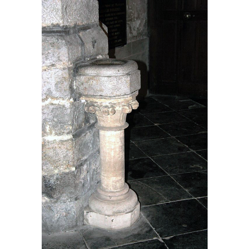 Source caption: "Bénitier de l'église d'Auchy-lès-Hesdin "