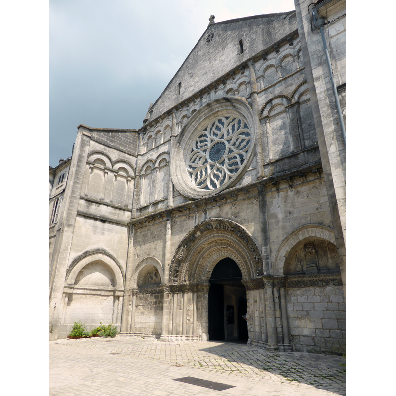 Source caption: "Église Saint-Léger à Cognac"