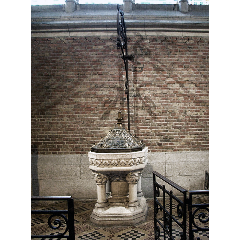 Source caption: "fonts baptismaux dans l'église de Béthune" -- the modern font