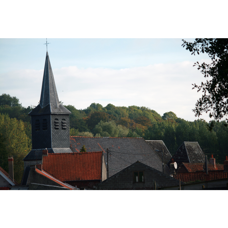 Source caption: " Photo de l'église dâtant du XVeme, bâtie entièrement en pierres et chaux du pays elle est à trois nefs, sous un toit unique, prolongé par trois chapelles.[...] prise de la rue de la bourgogne"