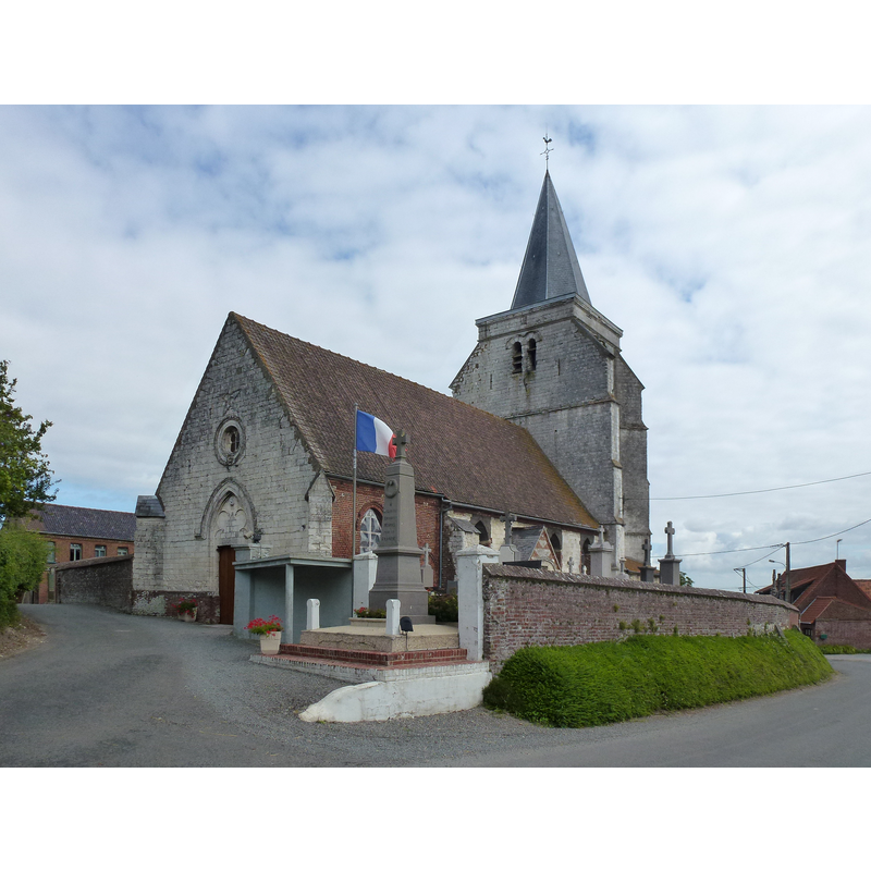 Source caption: "Herbelles (Pas-de-Calais, Fr) église Saint-Léger et mon aux morts"