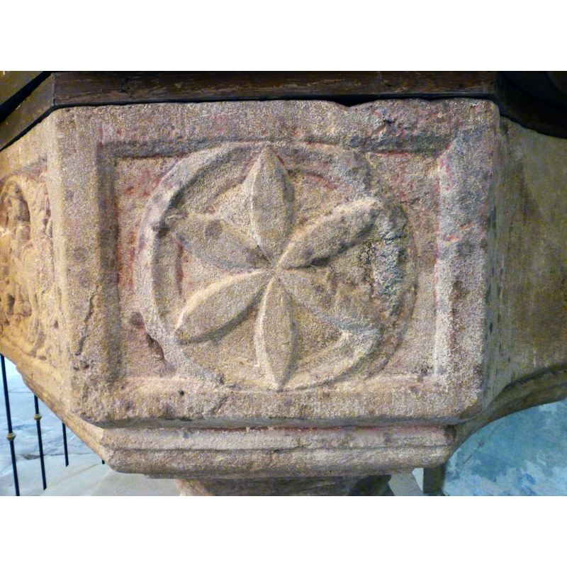 Palissy suggests "une étoile" [cf. FontNotes] -- the next panel on the right is blank and concave shaped [cf. FontNotes]