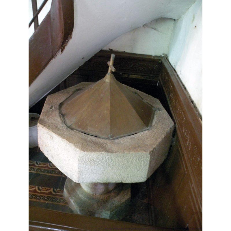 Source caption: "fonts baptismaux dans l'église de Planques"