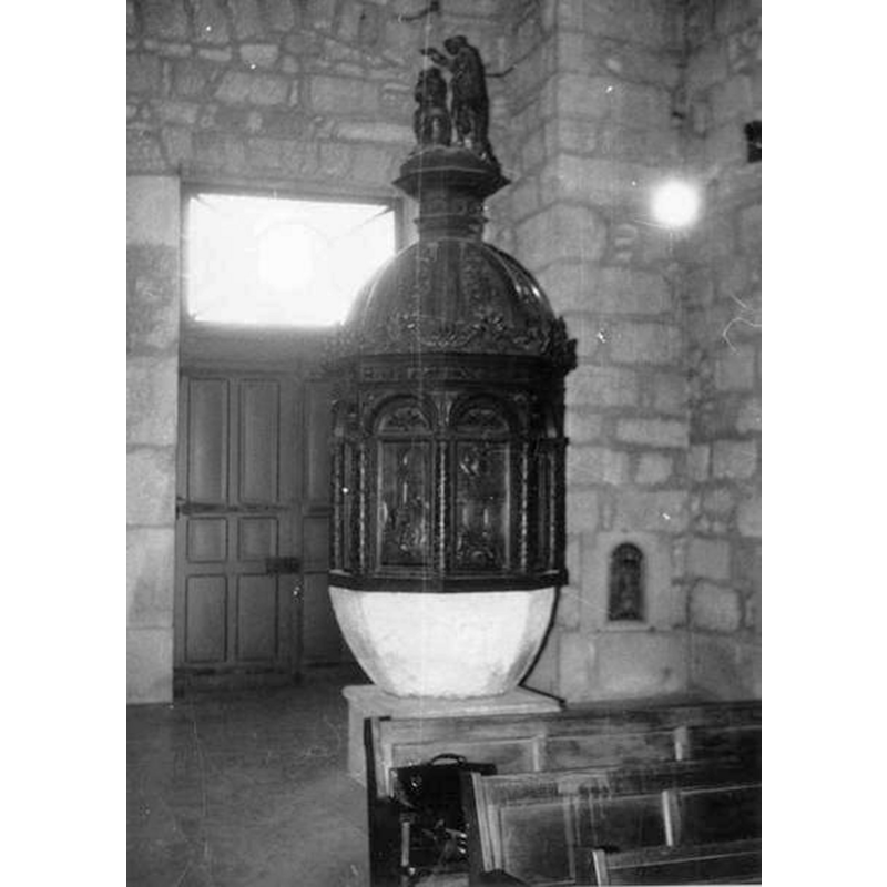 Source caption: "Fonts baptismaux, vue générale [...] Taille de pierre [...] 3e quart 16e siècle [...] Couvercle des fonts baptismaux [...] noyer [...] Dôme couronné par le groupe statuaire du Baptême du Christ [...] Gilardi frères (sculpteur) [...] 1856 ; 1857"