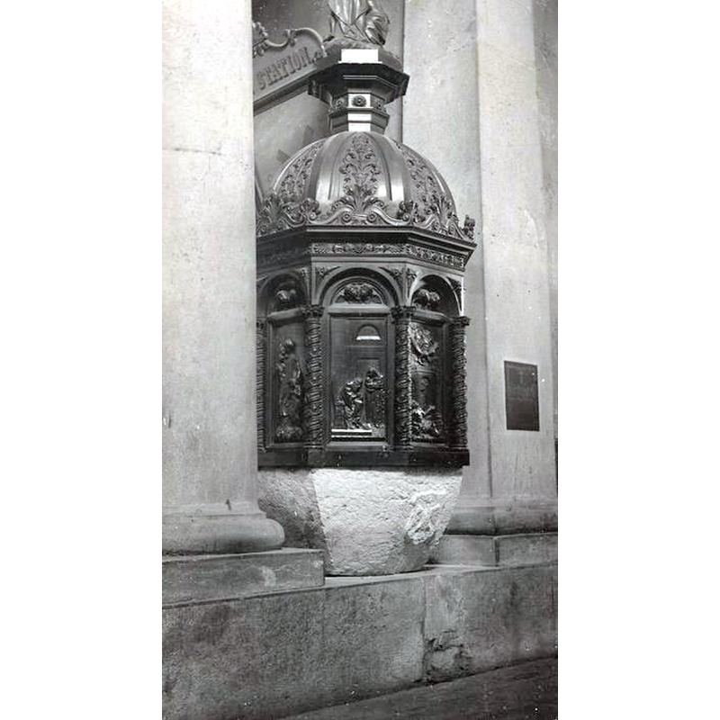 Source caption: "Fonts baptismaux, vue générale [...] Taille de pierre [...] 3e quart 16e siècle [...] Couvercle des fonts baptismaux [...] noyer [...] Dôme couronné par le groupe statuaire du Baptême du Christ [...] Gilardi frères (sculpteur) [...] 1856 ; 1857"