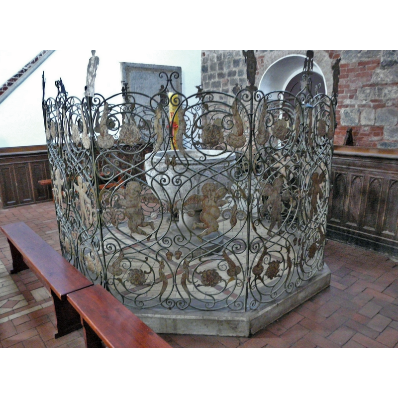 Source caption: "Baptismal fonts [sic] in Kamień Pomorski Cathedral"