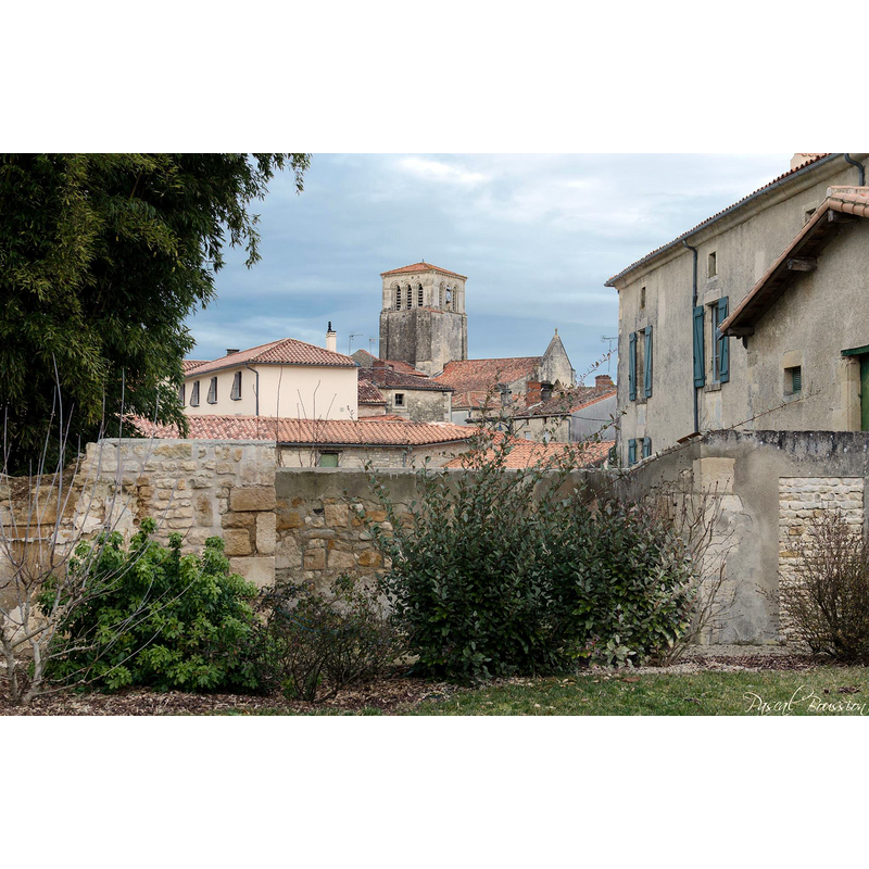 Source caption: "Façade de l'église Saint-Etienne"