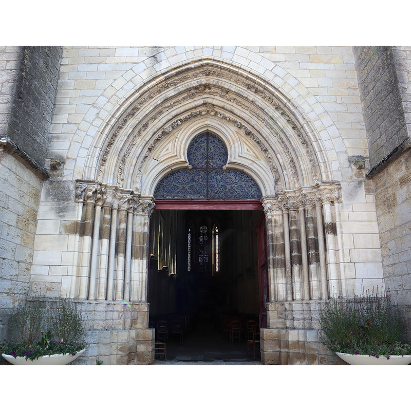 Source caption: "Extérieur de l'église Saint-Pierre de Varzy (58). Portail occidental."