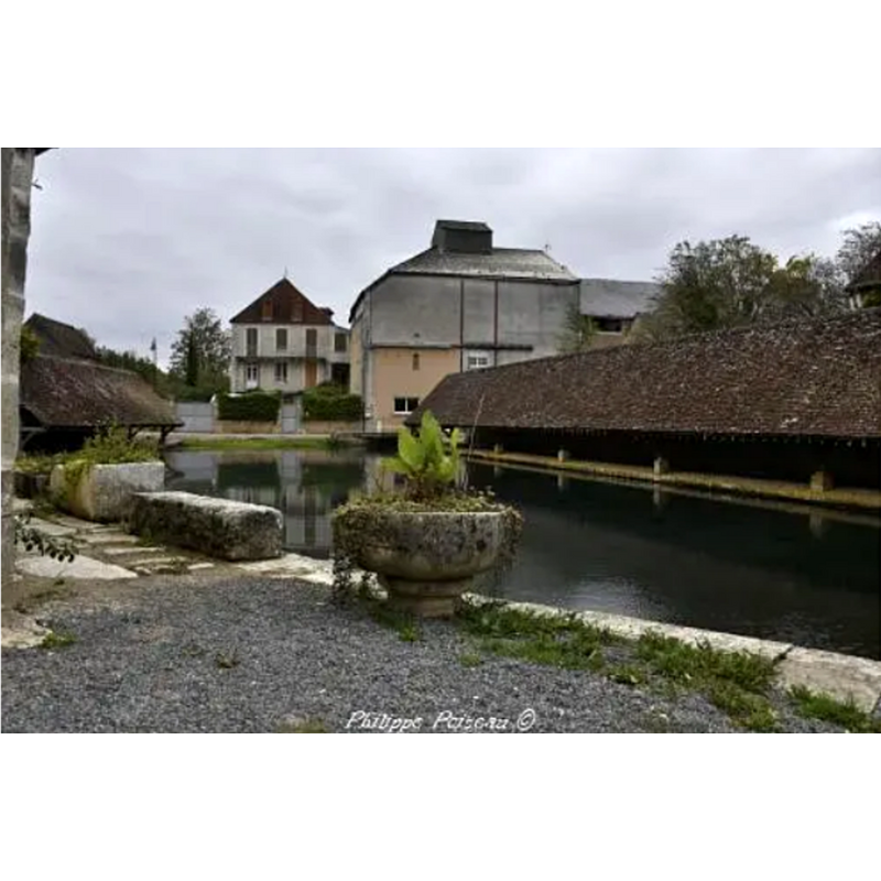 Source caption: "Les fonts baptismaux de l’église sainte Eugénie ont été laissés devant les vestiges de l’ancienne église, la cuve est taillée dans de la pierre et portée par un des anciens chapiteaux [...] Bonne découverte des Fonts baptismaux de l’ église Sainte Eugénie de Varzy GPS 47.35823, 3.38371"