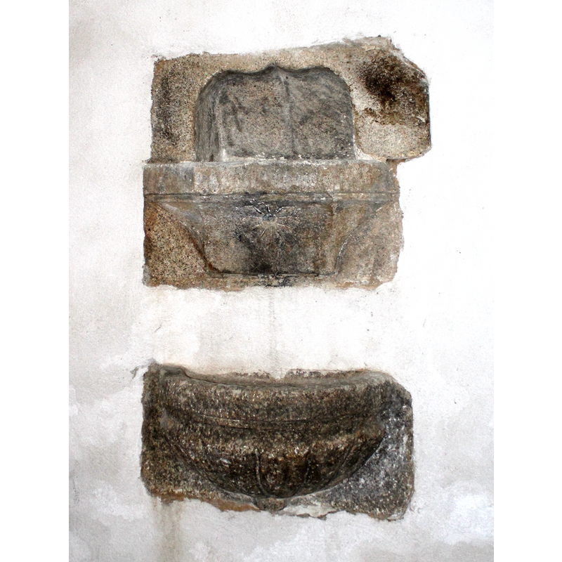 Source caption: "Eglise de Plourin-lès-Morlaix: double bénitier"