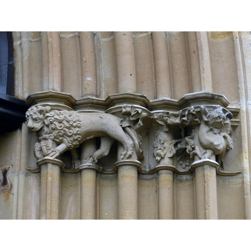 Source caption: "Südportal des Verdener Doms, rechte Kämpferzone mit einem Löwen mit seltsamen Vorderbeinen und einem großohrigen Tier mit gefiedertem Flügel, das eine zoologisch missratene, überlebensgroße Fledermaus sein könnte."