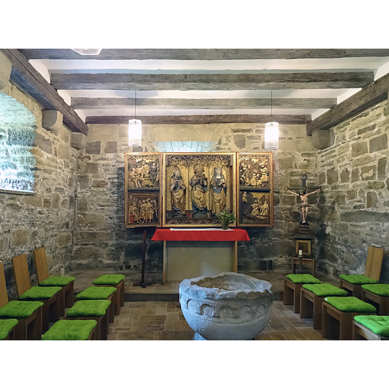 Source caption: " Jakobus-Kapelle mit spätgotischem Schnitzaltar im Turm der Dorfkirche St. Walpurgis (Großengottern). Der Mittelschrein zeigt die Figuren der Hl. Nicolaus, Jacobus und Walpurgis." -- the old font in the tower space